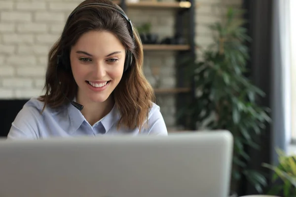 Opérateur Soutien Clientèle Féminin Avec Casque Sourire — Photo