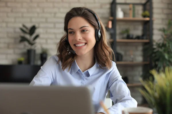 Opérateur Freelance Parler Avec Des Écouteurs Consulter Les Clients Bureau — Photo