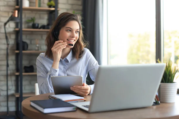 Opérateur Freelance Parler Avec Des Écouteurs Consulter Les Clients Bureau — Photo