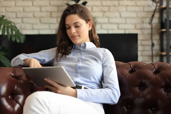 Joven Mujer Sonriente Con Tablet Sofá —  Fotos de Stock