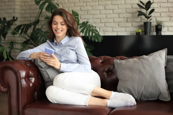 Chica Bonita Usando Teléfono Inteligente Sofá Casa Sala Estar —  Fotos de Stock