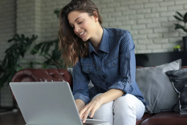 Mujer Joven Sonriente Sentada Sofá Con Computadora Portátil Charlando Con — Foto de Stock