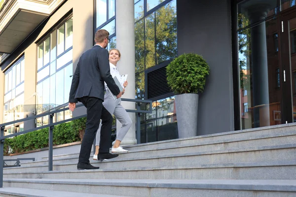 Homme Affaires Femme Marchant Dans Centre Bureau — Photo