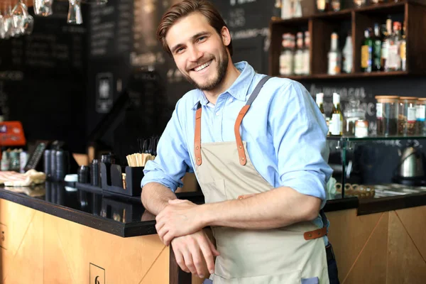 Tiro Feliz Joven Dueño Del Bar Pie Cerca Del Mostrador — Foto de Stock