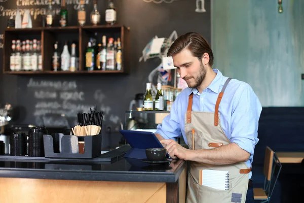 Propriétaire Une Petite Entreprise Travaillant Dans Son Café — Photo