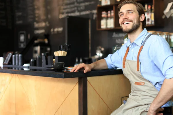 Dono Café Agradável Homem Encantado Sentado Perto Balcão Sorrindo — Fotografia de Stock