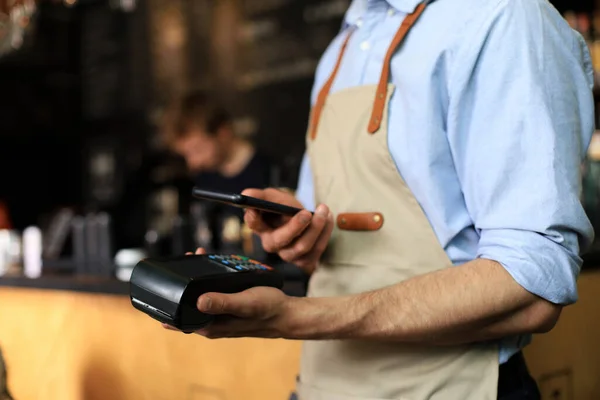 カフェレストランでのオーナーへの支払いにクレジットカートを使用するお客様 キャッシュレス技術とクレジットカード決済 — ストック写真