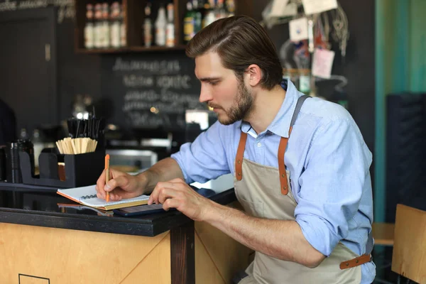 Proprietário Pequenas Empresas Trabalhando Seu Café — Fotografia de Stock