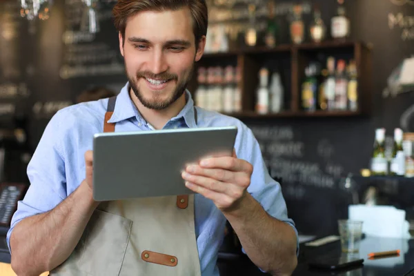 Fiatal Férfi Tulajdonos Használ Digitális Tabletta Miközben Áll Kávézóban — Stock Fotó