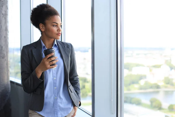 Attrayant Afro Américaine Femme Affaires Souriant Tout Tenant Dans Bureau — Photo