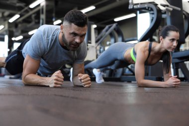 Tahta bir pozisyonda genç ve güzel bir çiftin portresi