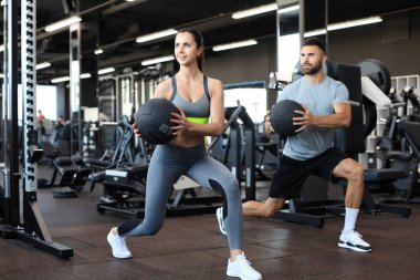 Spor salonunda jimnastik yapan çekici bir çift.