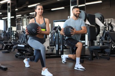 Spor salonunda jimnastik yapan çekici bir çift.