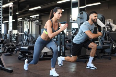Spor salonunda spor yapan çekici bir çift.