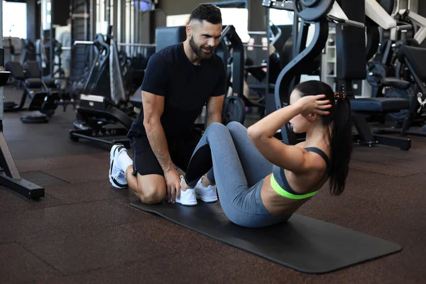 Entrenador Ayudando Las Jóvenes Hacer Ejercicios Abdominales Gimnasio — Foto de Stock