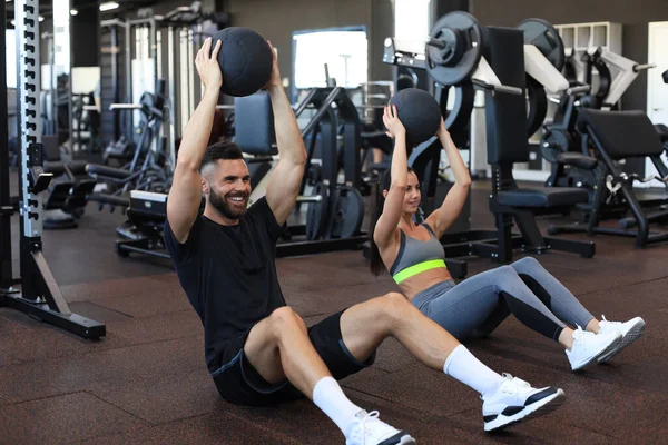 Bella Giovane Coppia Sportiva Sta Lavorando Con Palla Medica Palestra — Foto Stock