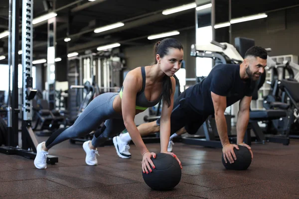Beautiful Young Sports Couple Working Out Medicine Ball Gym — Stock Photo, Image