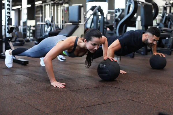 Hermosa Pareja Jóvenes Deportes Está Trabajando Con Pelota Medicina Gimnasio — Foto de Stock