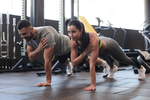 Porträtt Vackra Unga Sportpar Planka Position — Stockfoto