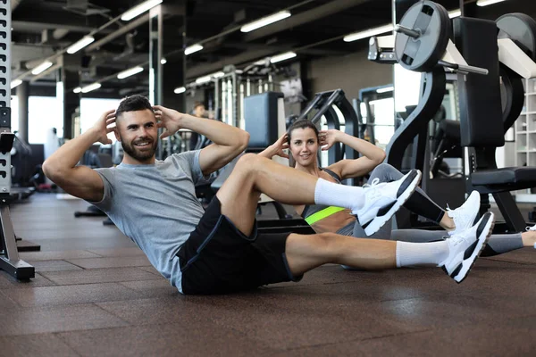 Atractivo Hombre Mujer Trabajando Parejas Realizando Sentadas Gimnasio —  Fotos de Stock