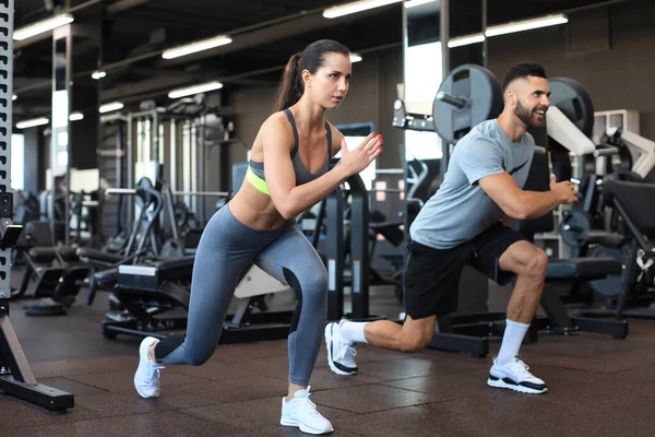 Atractiva Pareja Deportiva Haciendo Fitness Gimnasio — Foto de Stock