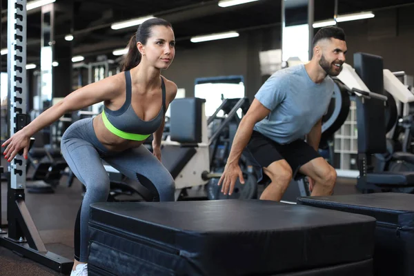 Ajuste Pareja Haciendo Salto Sentadillas Crossfit Gimnasio — Foto de Stock