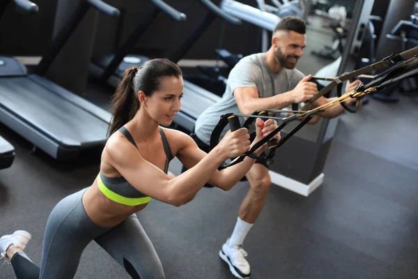 Pareja Joven Entrenamiento Corporal Con Trx Gimnasio — Foto de Stock