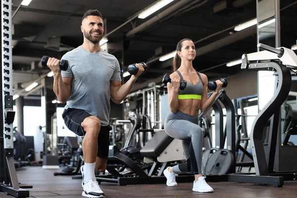 Atractivos Deportistas Hacen Ejercicio Con Pesas Gimnasio — Foto de Stock