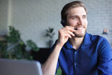 İş adamı video konuşmasında iş arkadaşlarıyla kişisel izolasyon ve karantina sırasında online brifing hakkında konuştu. Grip salgını ve covid-19
