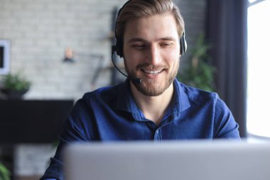 İş adamı video konuşmasında iş arkadaşlarıyla kişisel izolasyon ve karantina sırasında online brifing hakkında konuştu. Grip salgını ve covid-19