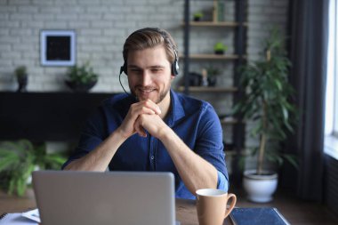 İş adamı video konuşmasında iş arkadaşlarıyla kişisel izolasyon ve karantina sırasında online brifing hakkında konuştu. Grip salgını ve covid-19