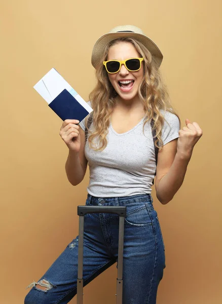 Χαρούμενη Ξανθιά Γυναίκα Γυαλιά Ηλίου Ποζάροντας Αποσκευές Και Κρατώντας Διαβατήριο — Φωτογραφία Αρχείου