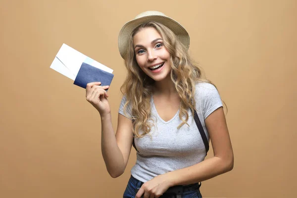 Mooie Blonde Vrouw Zomer Kleding Poseren Met Paspoort Met Tickets — Stockfoto