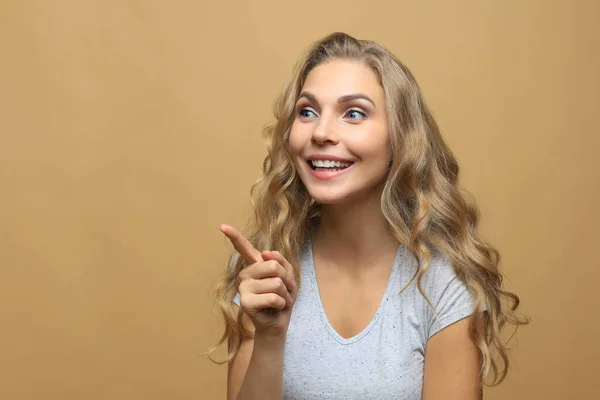 Gelukkig Jong Mode Vrouw Poseren Voor Camera Terwijl Wijzend — Stockfoto