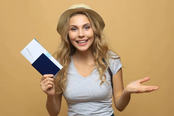 Όμορφη Ξανθιά Γυναίκα Φοράει Καλοκαιρινά Ρούχα Ποζάροντας Διαβατήριο Εισιτήρια Μπεζ — Φωτογραφία Αρχείου