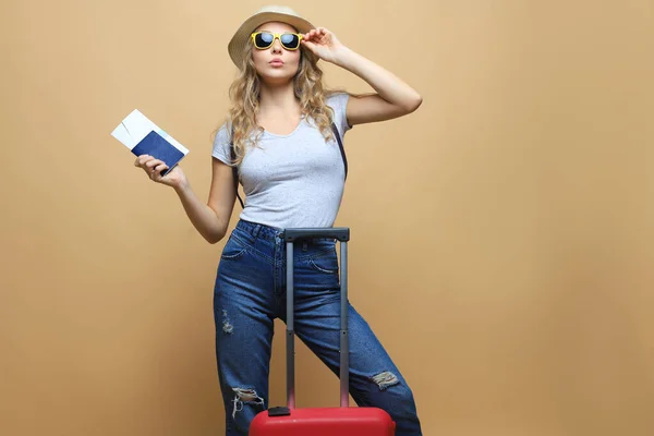 Mulher Loira Alegre Óculos Sol Posando Com Bagagem Segurando Passaporte — Fotografia de Stock