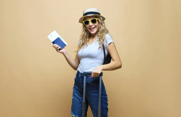 Χαρούμενη Ξανθιά Γυναίκα Γυαλιά Ηλίου Ποζάροντας Αποσκευές Και Κρατώντας Διαβατήριο — Φωτογραφία Αρχείου