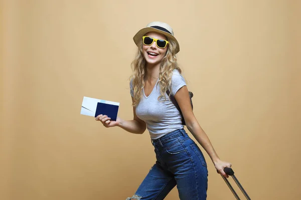 Femme Blonde Joyeuse Lunettes Soleil Posant Avec Des Bagages Tenant — Photo