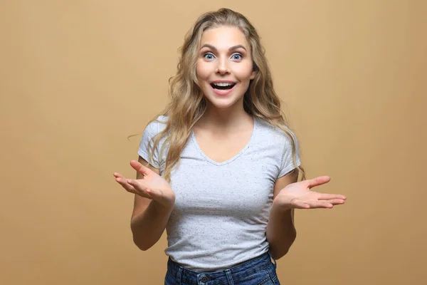 Portrait Young Beautiful Cheerful Girl Smiling Looking Camera Beige Background — Stock Photo, Image