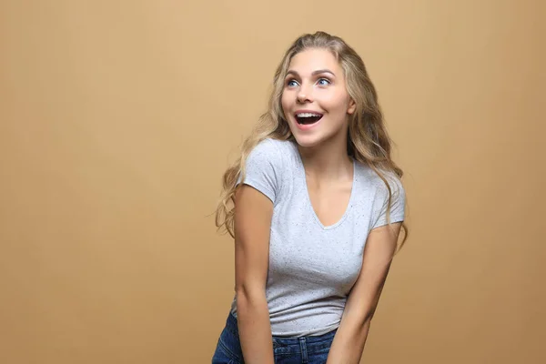 Πορτρέτο Του Νεαρού Όμορφο Χαρούμενο Κορίτσι Χαμογελώντας Κοιτάζοντας Κάμερα Πάνω — Φωτογραφία Αρχείου