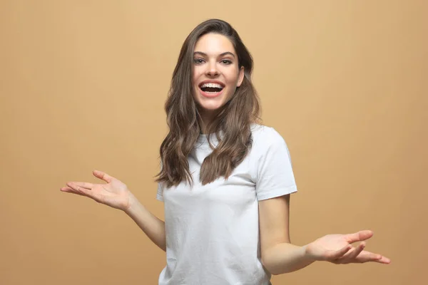 Retrato Mulher Jovem Maravilhada Sobre Fundo Bege — Fotografia de Stock