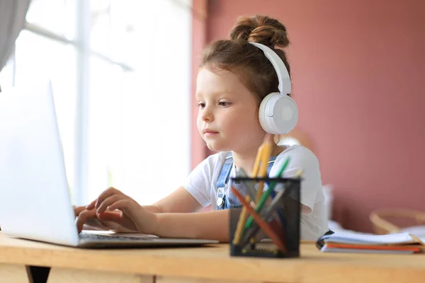 Lachend Klein Meisje Hoofdtelefoon Handschrift Studie Online Met Behulp Van — Stockfoto