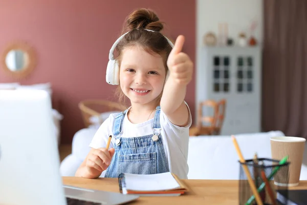 Gelukkig Klein Meisje Leerling Studeren Online Met Behulp Van Laptop — Stockfoto