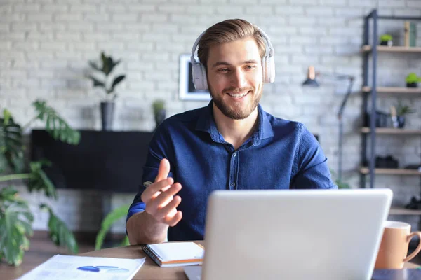 Selbstbewusster Mann Mit Headset Der Spricht Und Business Webinar Schulungen — Stockfoto