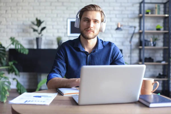 Homem Confiante Vestindo Fone Ouvido Falando Assistindo Treinamento Webinar Negócios — Fotografia de Stock