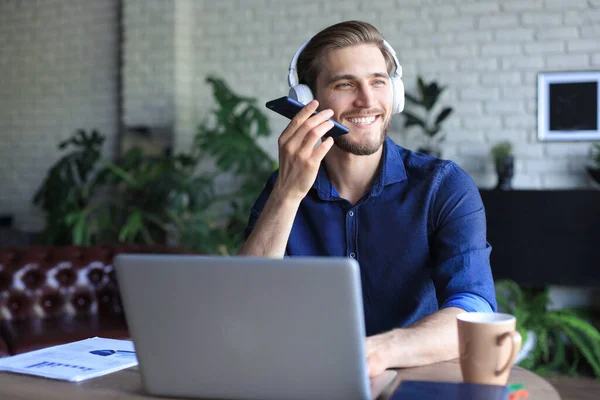 Zufriedener Geschäftsmann Mit Brille Smartphone Mundnähe Sprachnachrichten Aufzunehmen Oder Online — Stockfoto