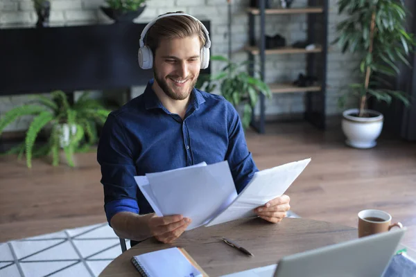Junger Moderner Geschäftsmann Arbeitet Mit Laptop Während Home Office Sitzt — Stockfoto