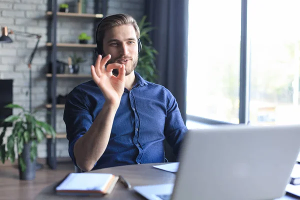 Jovem empresário freelancer concentrado usando laptop para videoconferência, trabalhando remotamente online em casa. — Fotografia de Stock