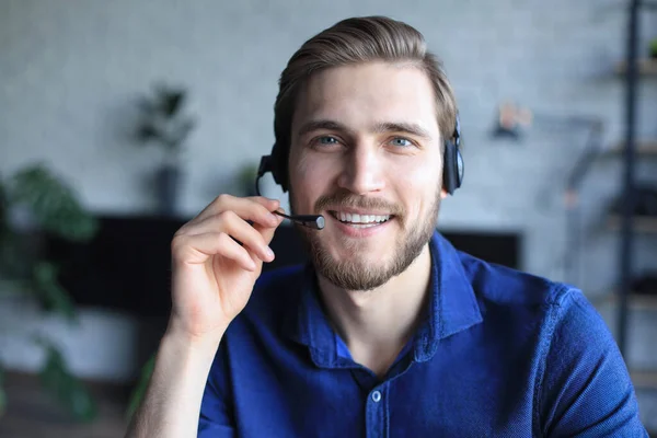 L'uomo d'affari parla di videochiamata con i colleghi sul briefing online durante l'autoisolamento e la quarantena. Epidemia influenzale e covid-19 Foto Stock