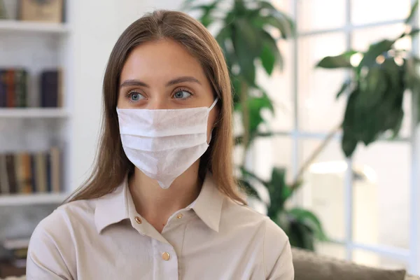 Jeune Femme Sous Masque Médical Maison Pendant Situation Épidémique — Photo